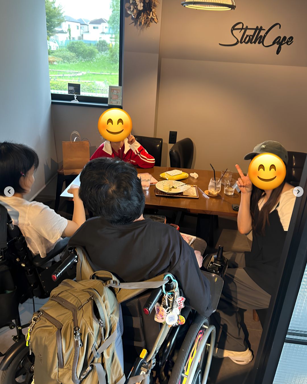 卒業生の女子会での賑やかな様子